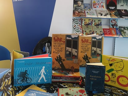 Detalle del espacio dedicado a los libros ucranios en la entrada de la feria de Bolonia.