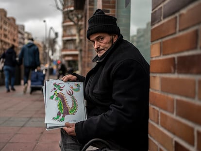 Alberto Torres enseña los dibujos que vende en Instagram justo a la salida del metro de Palos de la Frontera en el madrileño barrio de Arganzuela.