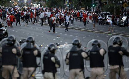 La policía argentina, el pasado 24 de noviembre, durante el enfrentamiento con los hinchas de River Plate antes de la final de la Copa Libertadores que no se disputó.