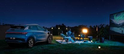 Un coche de la marca BYD da energía a un proyector de cine.