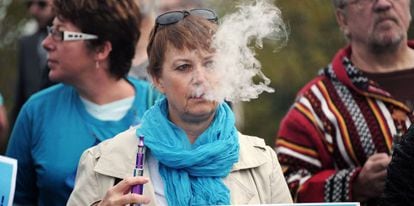 Una mujer utilizando un cigarrillo electrónico durante una manifestación a favor de su uso.