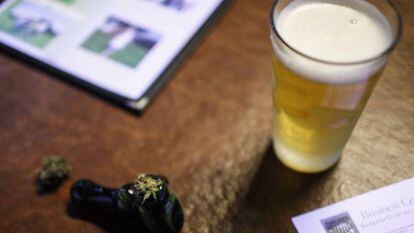 Marihuana y cerveza en un bar de Olympia (Washington, EE UU). 