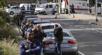 Oficiales de policía investigan el lugar donde dos policías han sido apuñalados en Bruselas este miércoles.