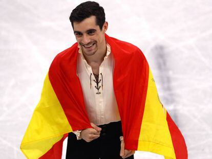 Javier Fernández, con la bandera española tras ganar el bronce.