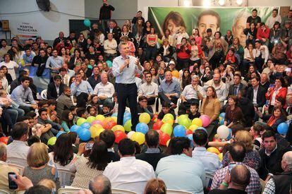 El presidente Mauricio Macri hable durante un acto de campa&ntilde;a en Santa Rosa, capital de la provincia de La Pampa.