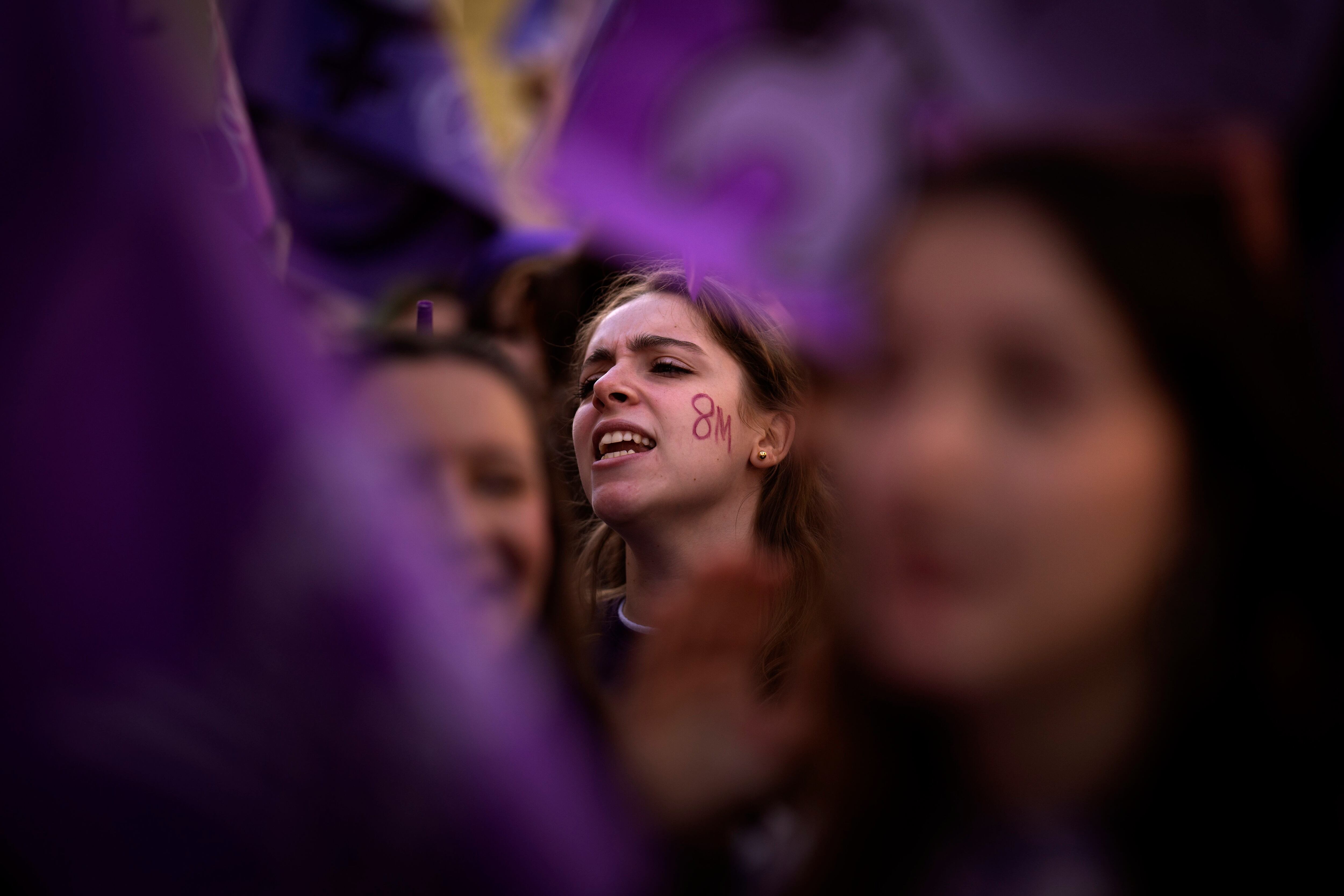 Una estudiant entre la multitud a la manifestació de Barcelona.