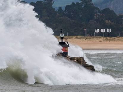 Una ola rompe en la bahía de Santander, este jueves con las alertas activas por viento y fenómenos costeros adversos.