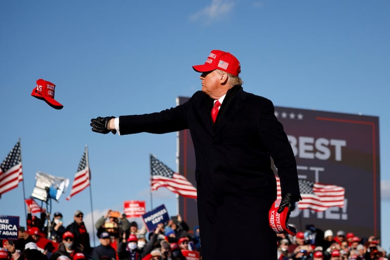 Elecciones en EE UU: Trump: “¡Amadme, mujeres de los suburbios!” |  Elecciones USA | EL PAÍS