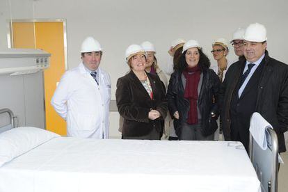 La conselleira de Sanidade, Rocío Mosquera (segunda por la izquierda), durante una visita con otros cargos del Sergas a A Coruña.