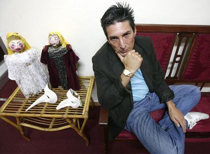 Fernando Salvá posa junto a dos marionetas.