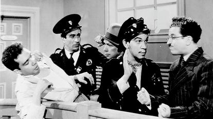 Un fotograma de la película mexicana 'El gendarme desconocido' (1941).