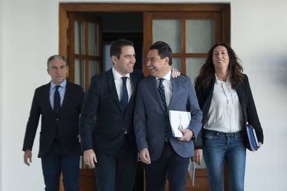 Juan Manuel Moreno (con una carpeta en la mano), Teodoro Garcia Egea, a la derecha del líder popular, y representantes del PP andaluz.
