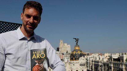 Pau Gasol sostiene su libro en la terraza del Círculo de Bellas Artes de Madrid