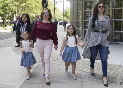 Emma Coronel, a la derecha, sale de la corte federal en el distrito de Brooklyn de Nueva York con sus hijas Emali Guadalupe y María Joaquina, el martes 26 de junio de 2018.