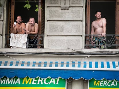 Turistes en un pis de la Barceloneta.