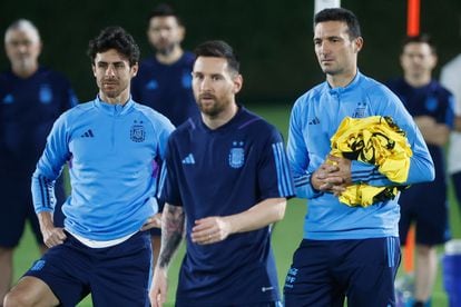 Pablo Aimar, Messi y Scaloni, en el entrenamiento de este viernes.