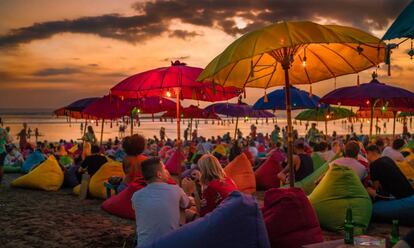 Atardecer en la playa de Denpasar, en Bali (Indonesia).