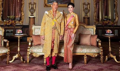 El rey Maha Vajiralongkorn, Rama X de Tailandia, con su concubina, Sineenat Wongvajirapakdi, en agosto de 2019.