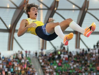 Armand Duplantis durante el salto por el que superó los 6,21 metros, récord del mundo de salto con pértiga.