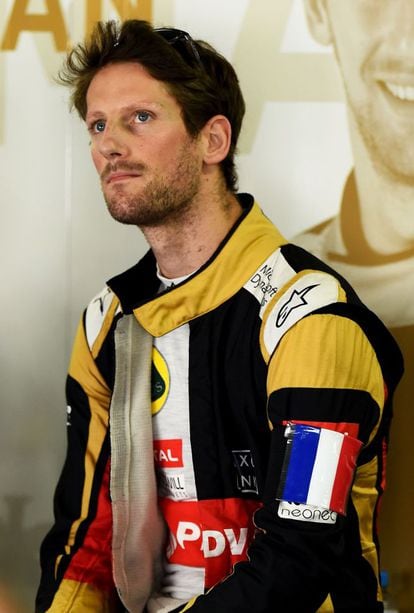 El piloto francés Romain Grosjean luce una bandera de su país en el mono de carrera