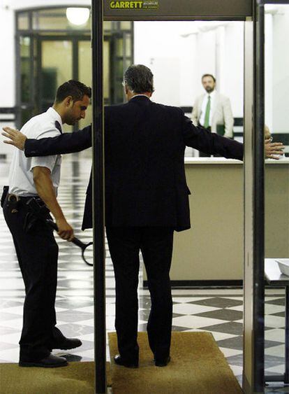 Luis Bárcenas es sometido al detector de metales a la entrada del Tribunal Supremo.