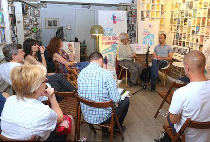 Presentación del libro de Luis Alegre, acompañado por el periodista Juan Cruz, en la librería Rafael Alberti.