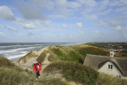 Paisaje costero en Jutlandia, con dunas y casas tradicionales con techo de bálago.