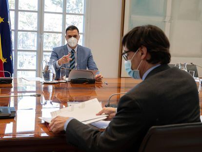 El presidente del Gobierno, Pedro Sánchez, junto con el ministro de Sanidad, Salvador Illa, preside la reunión del Comité de Seguimiento del Coronavirus celebrado este lunes en el Palacio de la Moncloa.