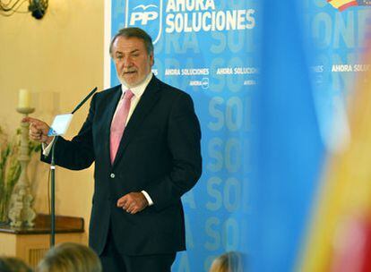 El cabeza de lista del PP al Parlamento Europeo, Jaime Mayor Oreja, ayer en un acto electoral en Torrijos (Toledo).