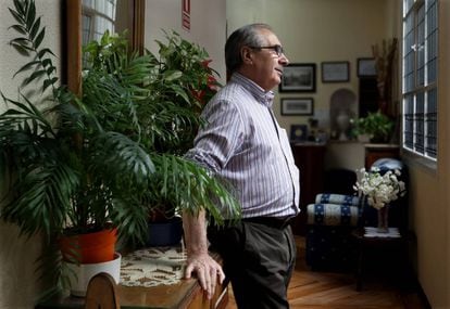 Victoriano Fernández en el pasillo del Hostal Galaico.