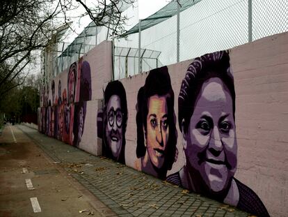 Mural feminista en el polideportivo municipal de la Concepción en el distrito de Ciudad Lineal.