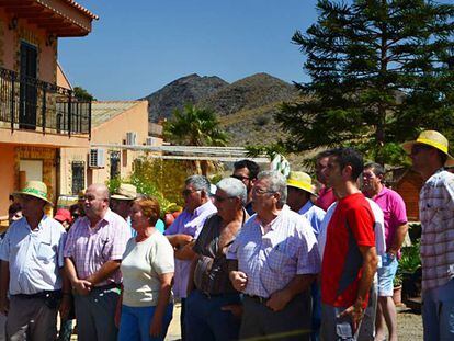 Vecinos afectados por el santuario de la tortuga mora, durante una concentraci&oacute;n.