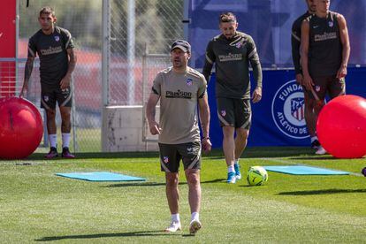 Diego Pablo Simeone  dirige el entrenamiento del Atlético este jueves en la Ciudad Deportiva Wanda, en Majadahonda.