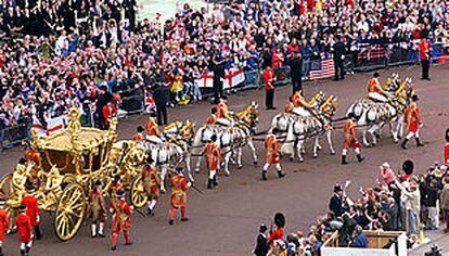 Isabel II observa a la multitud desde su carroza en Londres.