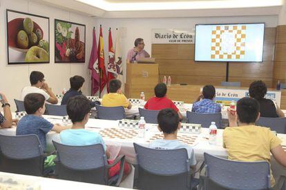 El maestro internacional Sergio Estremera durante su clase magistral del jueves a jóvenes talentos leoneses