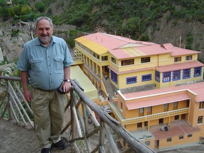 Alfonso Pedrajas, el sacerdote jesuita acusado de violación, en el balneario de Urmiri (Bolivia), pocos años antes de morir.