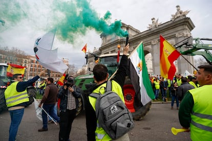 Agricultores procedentes de diversos puntos de la Península se concentran este miércoles en el centro de Madrid.
