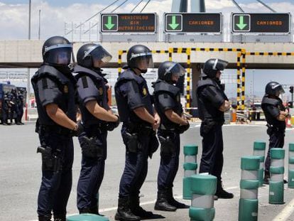 Agentes de policías en prevención de disturbios en el puerto de Valencia.
