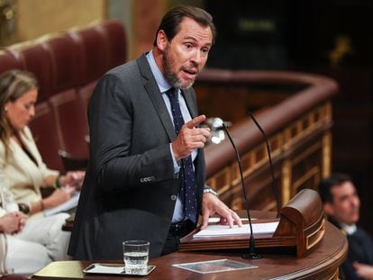 El diputado del PSOE Óscar Puente, durante su intervención de este martes en el debate de investidura del candidato popular Alberto Núñez Feijóo.