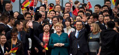 La canciller alemana, Angela Merkel (centro), ayer en su visita a China.