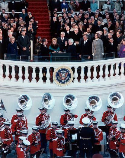 El presidente Richard Nixon jura su cargo, con su esposa Pat a su lado, en la ceremonia inaugural de su presidencia, en enero de 1973 en Washington.