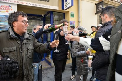 Agraciados con el primer premio del Sorteo Extraordinario de la Lotería del Niño correspondiente al número 89.603 celebran su suerte en la administración 1 situada en la calle Pintor Enric Serra, a 6 de enero de 2023, en L’Escala, Girona, Catalunya (España). 
