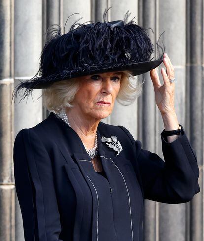 La reina consorte, Camila, asiste a una ceremonia religiosa por Isabel II el 12 de septiembre de 2022 en Edimburgo, Escocia. Luce un broche de brillantes en forma de ramo de flores que perteneció a la Reina Madre. 