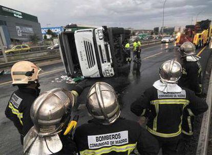 Un camión volcó como consecuencia de la lluvia en los carriles de entrada de la autovía de Valencia a la altura de Rivas-Vaciamadrid.