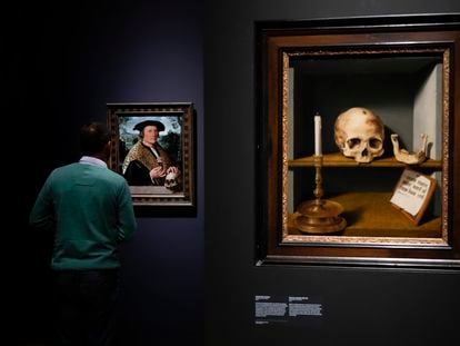 Un visitante mira el retrato de Pompeius Occo, de Dirck Jacobsz. A la izquierda, 'Reverse: Vanitas Still Life', de Barthel Bruyn El Viejo.