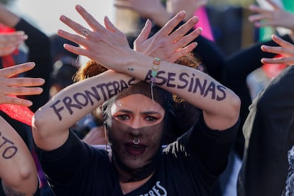 Una mujer exhibe el lema "Fronteras asesinas" en sus brazos durante la manifestación con motivo del Día de la Mujer convocada por la Asamblea Feminista de Valencia, con el lema "De la miseria a la rabia, de la rabia a la lucha".