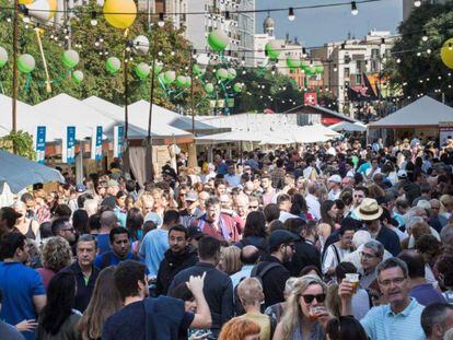 Visitants de la Fira de Mercats a la plaça de la Catedral el 2018.