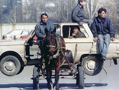 Gitanos búlgaros transportan un coche al desguace el pasado marzo en Sofía.