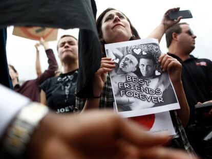 Protestas por la visita del supremacista Richard Spencer en la Universidad de Florida en 2017 con un meme de Hitler.