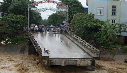Puente destruido por la riada en el norte de Vietnam.